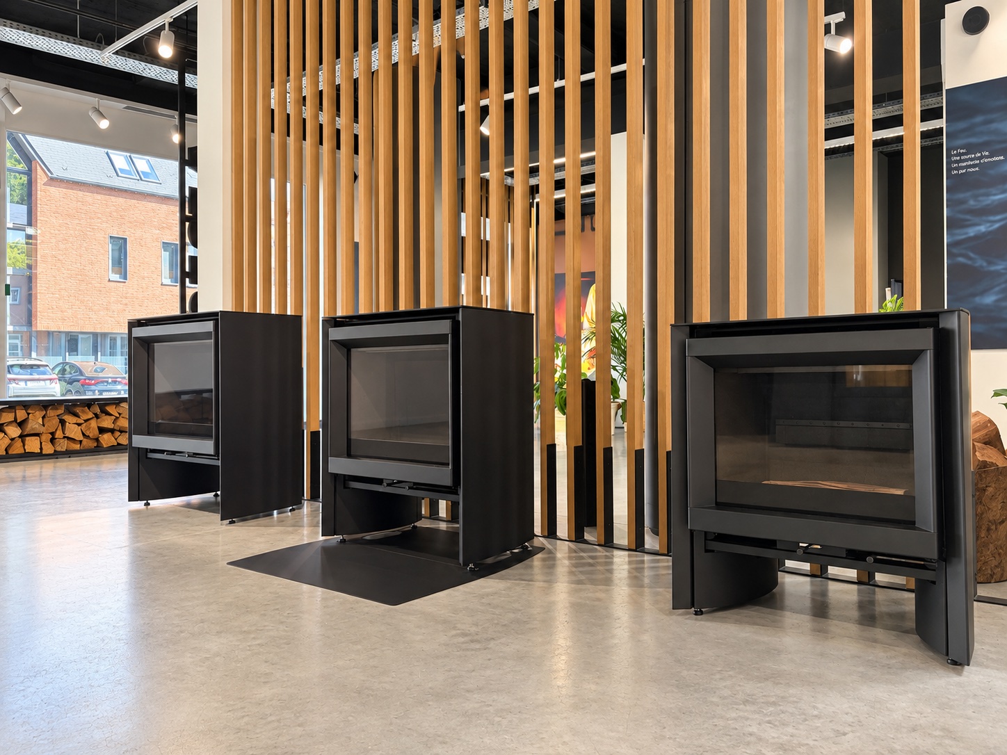 Espace d’exposition des foyers et poêles Stûv au showroom Decofeu de Namur