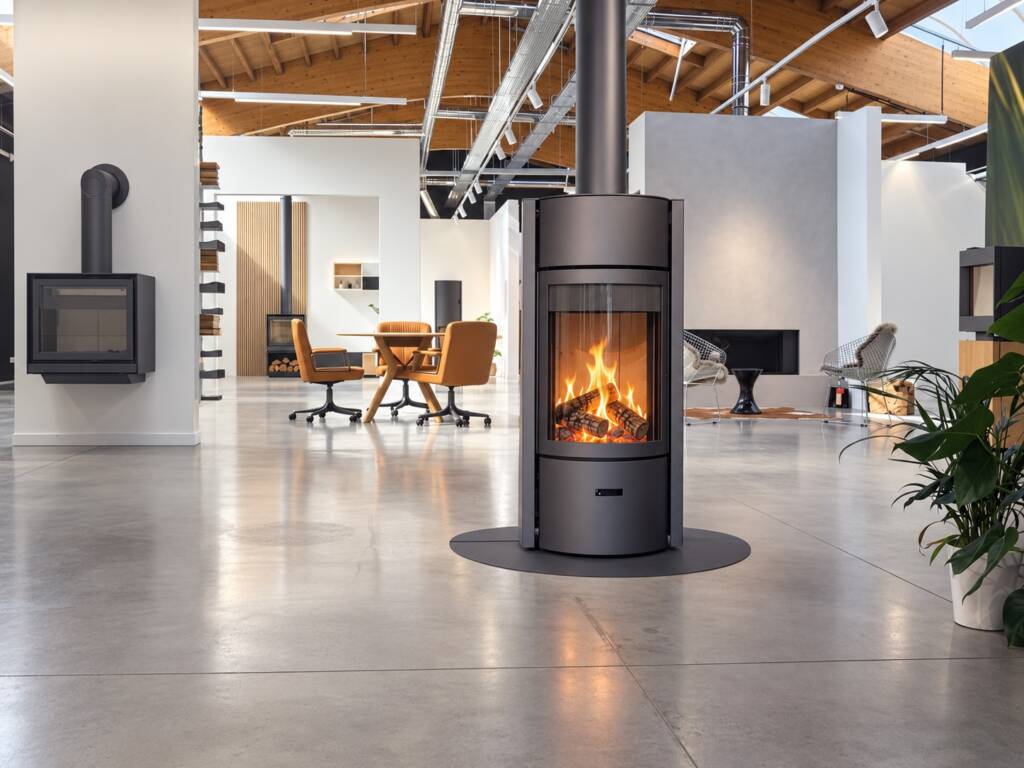 Intérieur du showroom Decofeu Stûv House à Namur avec plusieurs foyers et poêles Stûv exposés